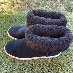 Women’s UGG Mika Classic Genuine Shearling Sneaker sz 7